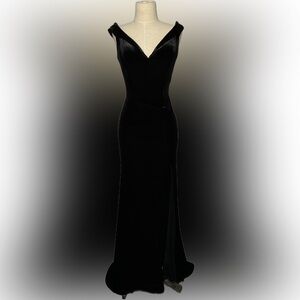 Chicas Velvet Black Gown